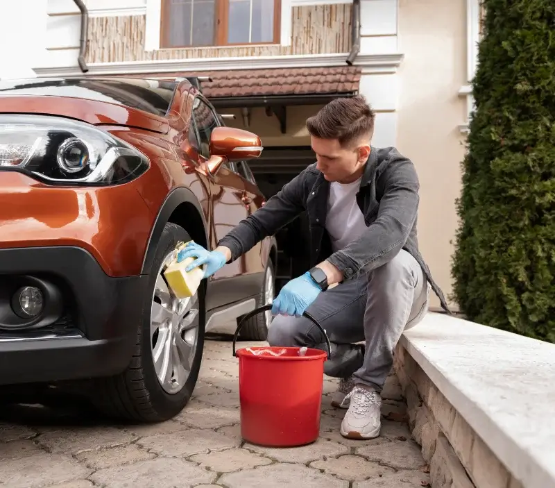 Lavage auto à domicile Saint-Georges-sur-Moulon : professionnel intervenant sur un véhicule
